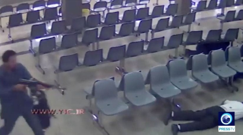 Βίντεο-σοκ: Τζιχαντιστές εισβάλουν στο κοινοβούλιο του Ιράν και πυροβολούν αδιακρίτως